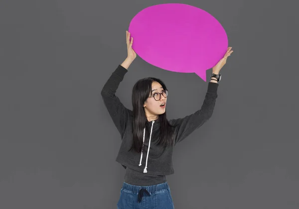 Chica sosteniendo el habla burbuja —  Fotos de Stock