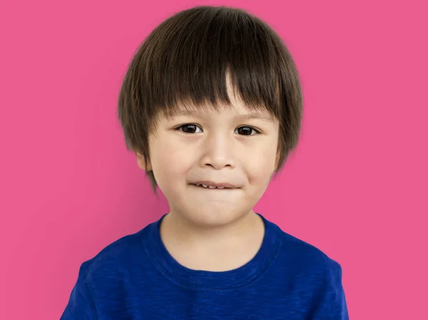 Cute azjatyckich chłopiec gryzienie wargi — Zdjęcie stockowe