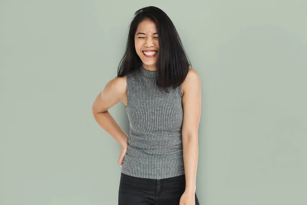 Bedårande asiatisk kvinna ler — Stockfoto