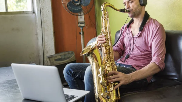 Músico tocando el saxofón —  Fotos de Stock