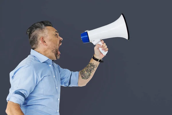 Maduro homem segurando Megaphone — Fotografia de Stock