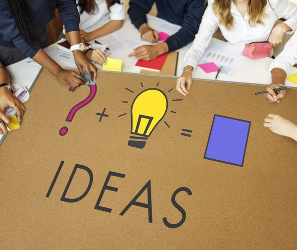 Grupo de estudiantes ideas de lluvia de ideas — Foto de Stock