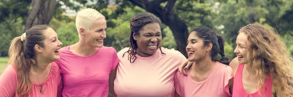 Mooie vrouwen in roze shirtjes — Stockfoto