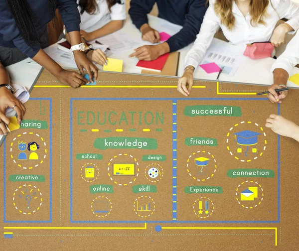 Grupo de estudantes ideias brainstorming — Fotografia de Stock