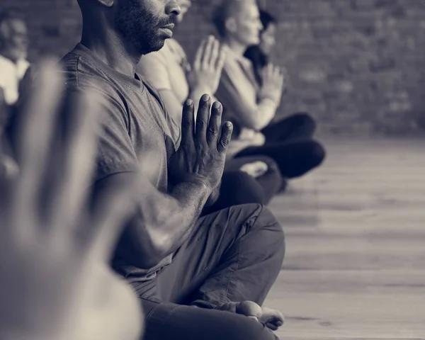 Pessoas fazendo joga na classe — Fotografia de Stock