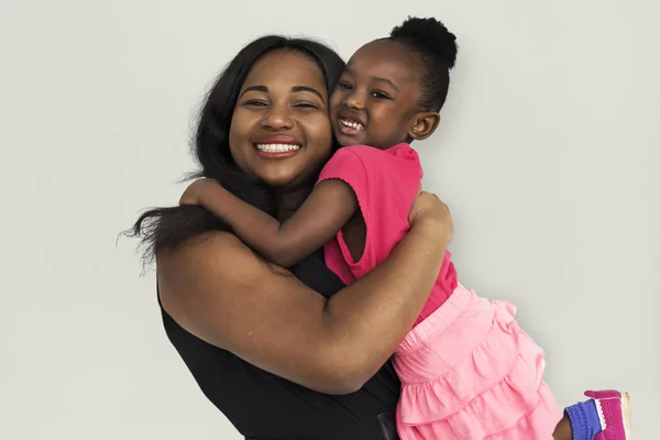 Mãe abraçando filha — Fotografia de Stock