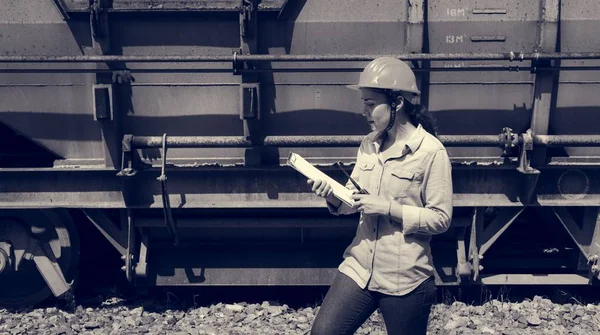 Vrouw controleren trein — Stockfoto