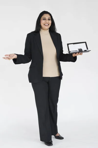 Mulher de negócios segurando tablet digital — Fotografia de Stock