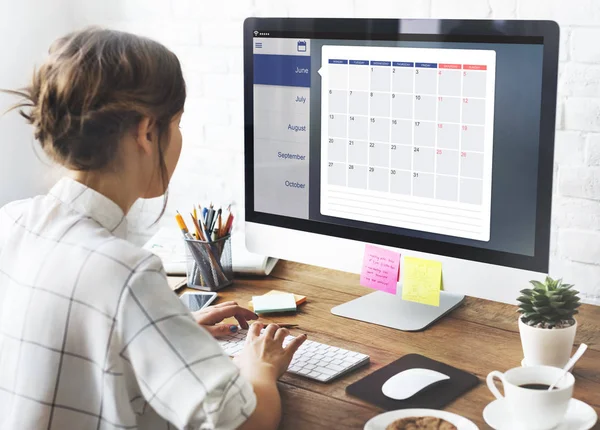 Mujer trabajando con computadora — Foto de Stock