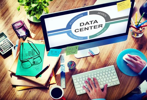 Bilgisayar kullanan bir iş adamı 