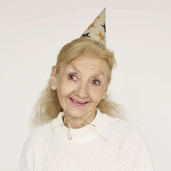 Donna anziana in cappello di compleanno — Foto Stock