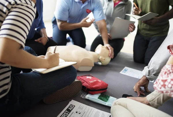 Pessoas aprendendo treinamento de primeiros socorros em RCP — Fotografia de Stock