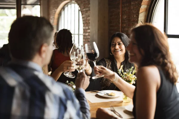 Menschen jubeln mit Weingläsern — Stockfoto