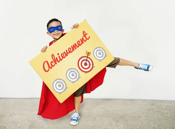 Superhéroe niño con cartón en las manos — Foto de Stock