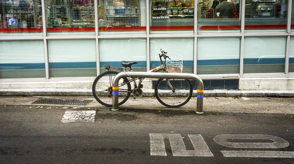 Eski paslı Bisiklet park yeri — Stok fotoğraf