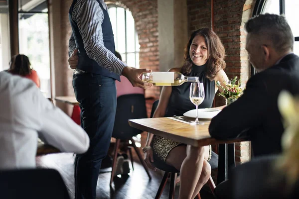 Garson asma bir cam içine dökülen.