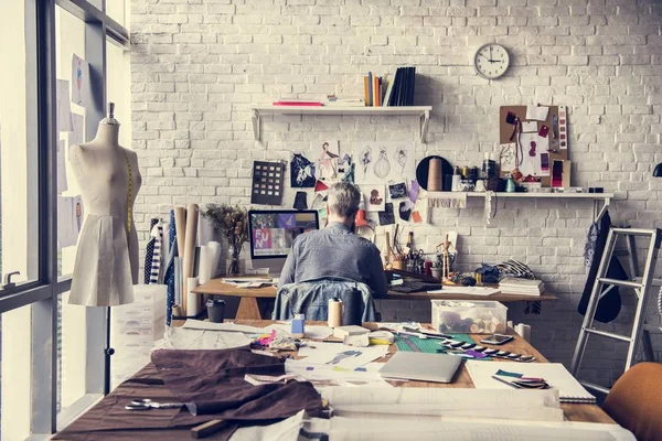 Yaratıcı tasarımcı şık giysiler oluşturma