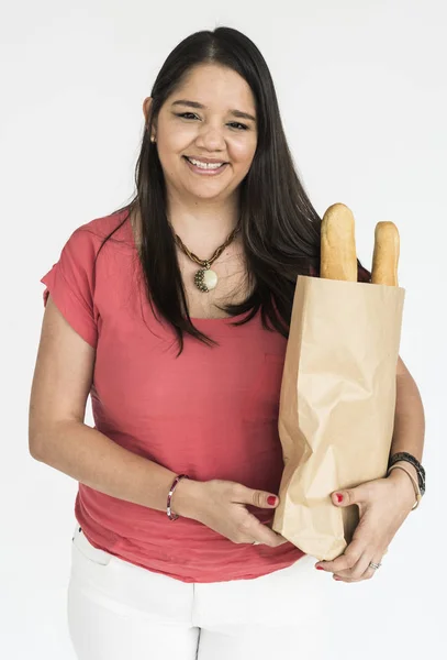 Donna sorridente e in possesso di pane baguette — Foto Stock