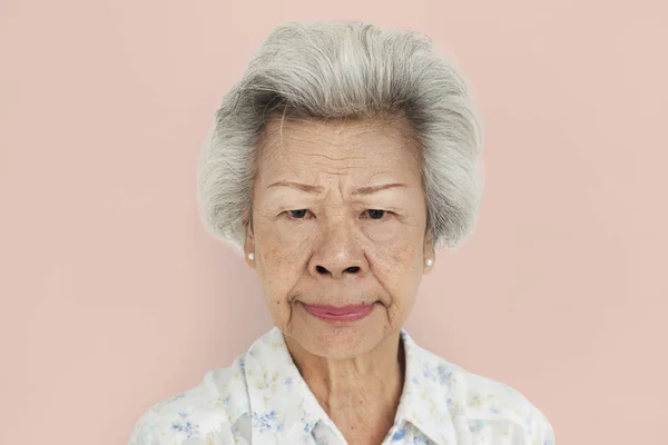 Enojado senior asiático mujer — Foto de Stock