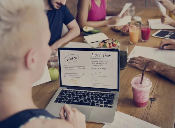 Dizüstü bilgisayar kullanan kadın