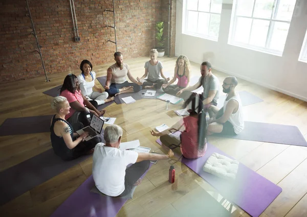 Pessoas aprendendo joga — Fotografia de Stock