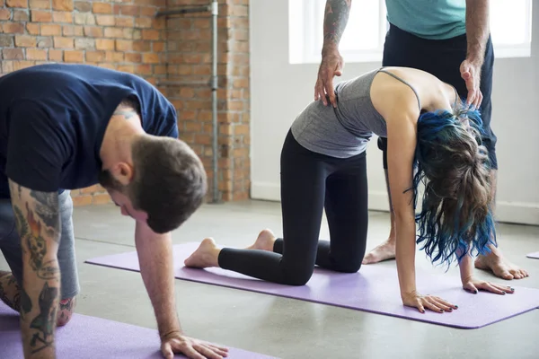 Ludzie robią praktyki jogi — Zdjęcie stockowe