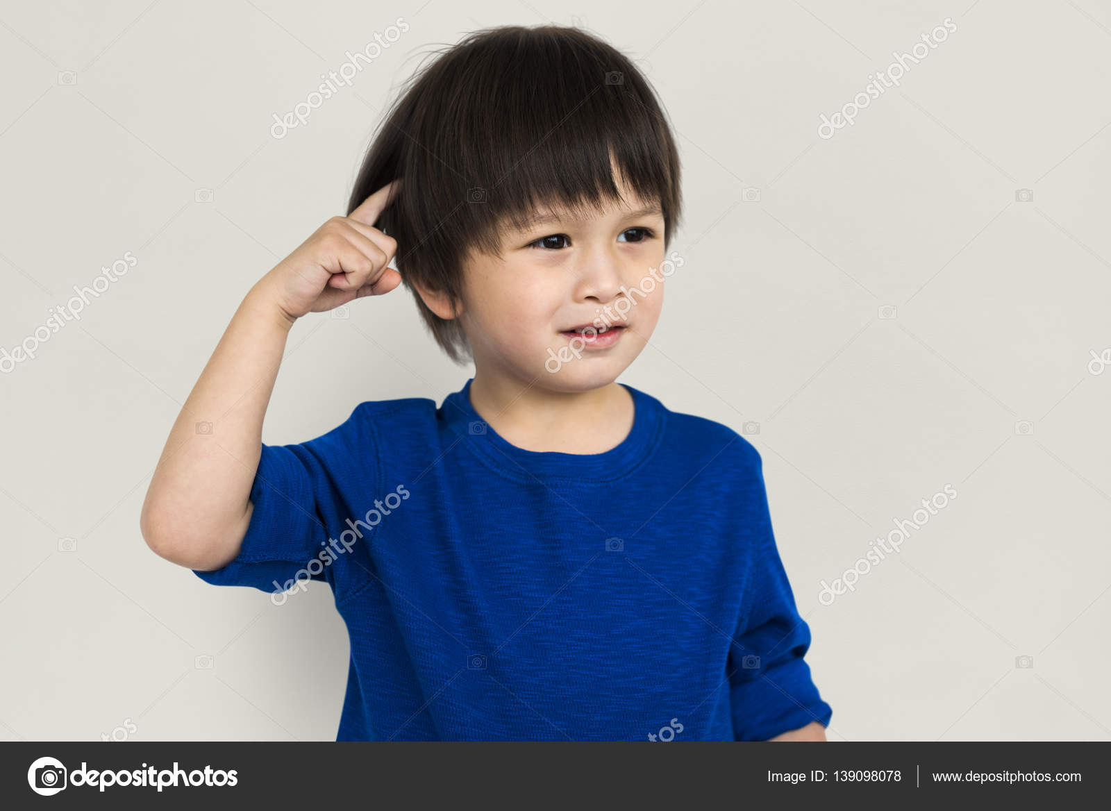 Menino pensando e tocando cabeça por dedo — Foto © Rawpixel #139098078, image size:1600x1168