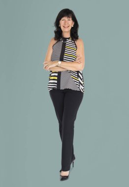 Olgun kadın gülümsüyor