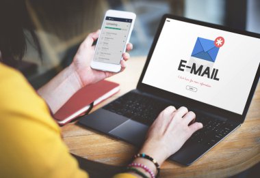 Dizüstü bilgisayar kullanan genç kadın