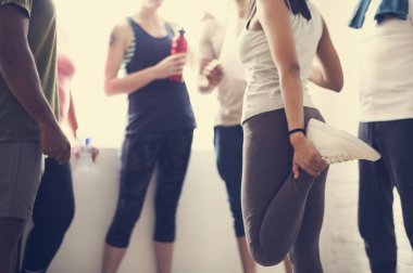 Çeşitlilik insanlar egzersiz yapıyor 