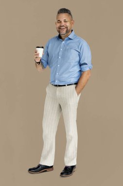 Elinde kahve tutan adam.