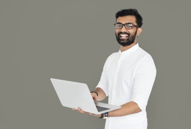 Neşeli Hintli adam holding dizüstü