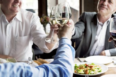 Restoranda içki iş adamları 