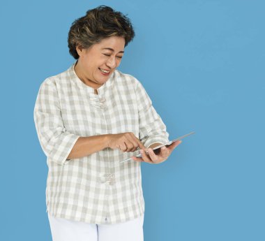  dijital tablet kullanan kadın