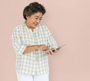  dijital tablet kullanan kadın