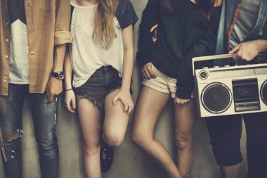 Genç arkadaşlarıyla dışarı asılı,