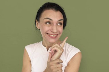 Parmakla işaret eden kadın