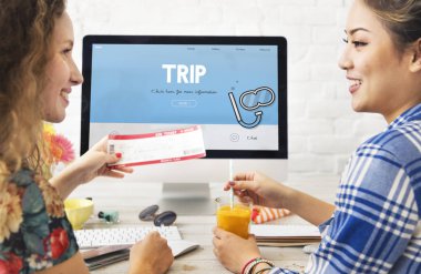 bilgisayar ile güzel kadınlar