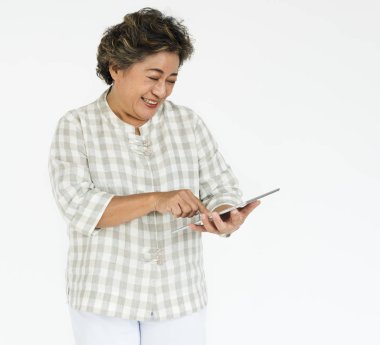  dijital tablet kullanan kadın