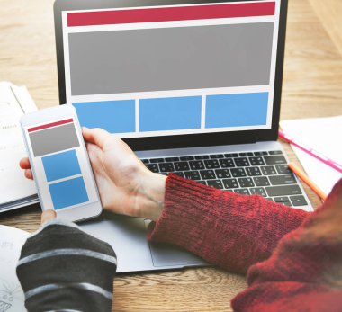 Kadın telefonu ve dizüstü bilgisayar kullanarak