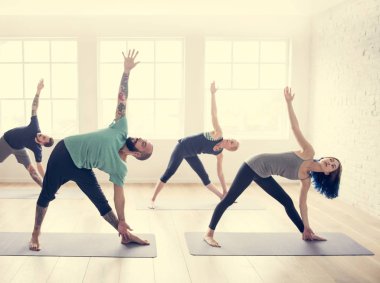 Yoga yapan insanlar.