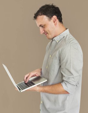 Studio dizüstü bilgisayar kullanan adam