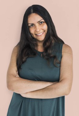 silah tutan kadın gülümseyerek çarpı işareti