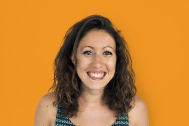 Güzel, gülümseyen kadın 