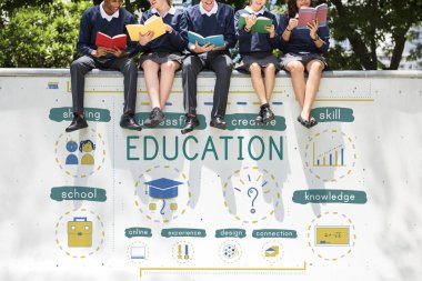 Öğrenciler College çit oturan üniforma