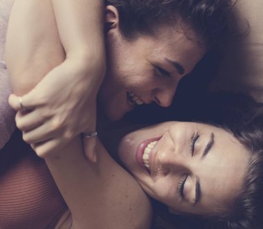 Lezbiyen çift birlikte