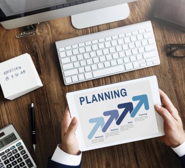 iş kişi dijital tablet kullanma