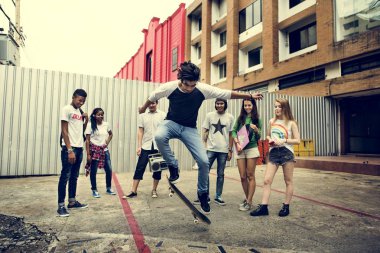 genç arkadaş grubu 