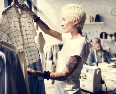 Yaratıcı tasarımcılar şık giysiler oluşturma