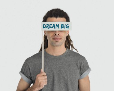 Gözleri boş kapsayan adamla.